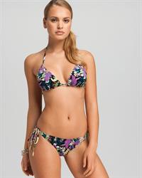 Elisandra Tomacheski in a bikini