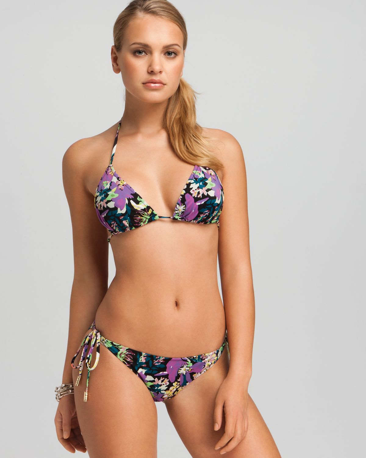 Elisandra Tomacheski in a bikini