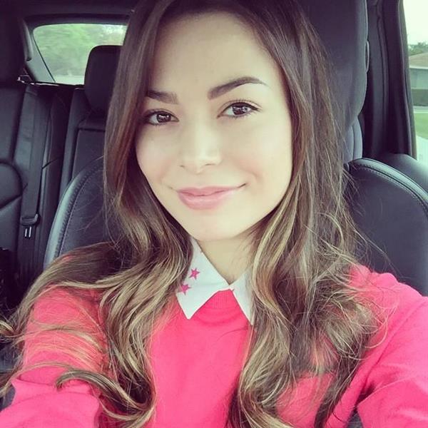 Miranda Cosgrove taking a selfie