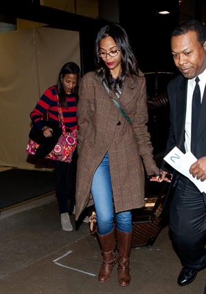 Zoe Saldana arrives at Los Angeles International Airport (05.02.2013) 