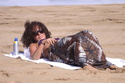 Alicia Keys bikini beach vacation candids in Hawaii on January 24, 2010 