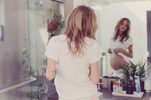 Pregnant Amanda Booth - At home - June 14, 2014  