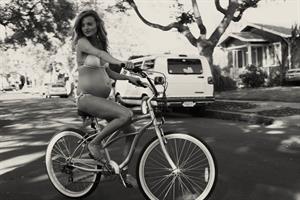 Pregnant Amanda Booth - At home - June 14, 2014  