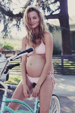 Pregnant Amanda Booth - At home - June 14, 2014  
