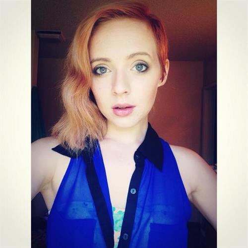 Madilyn Bailey taking a selfie