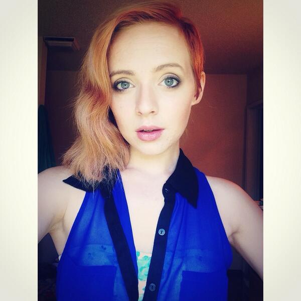 Madilyn Bailey taking a selfie