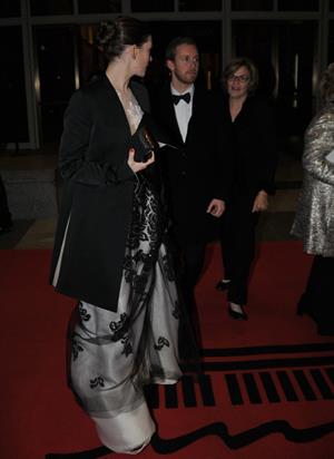 Anne Hathaway enters Kennedy Center for rehearsals on December 3, 2011