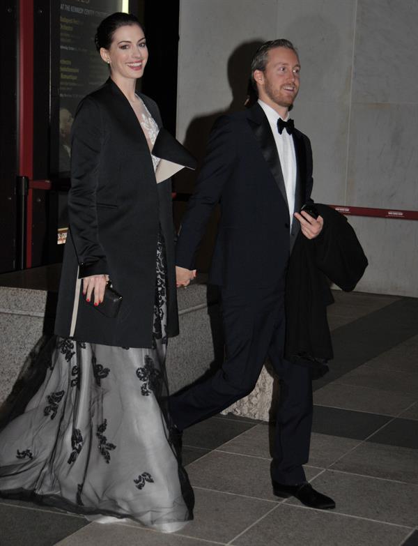 Anne Hathaway enters Kennedy Center for rehearsals on December 3, 2011