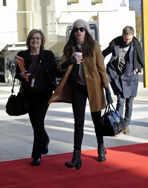 Anne Hathaway enters Kennedy Center for rehearsals on December 3, 2011