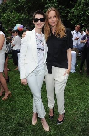 Anne Hathaway Stella McCartney Spring 2012 Presentation Dinner on June 11, 2012