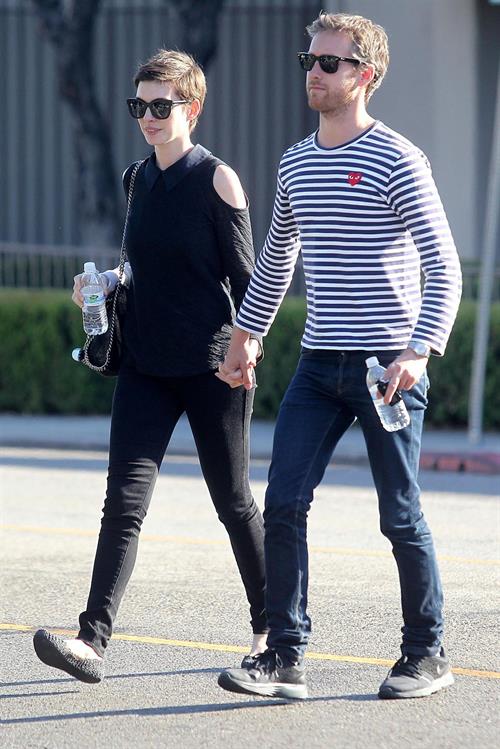 Anne Hathaway Pictures Anne Hathaway shopping in Los Angeles on June 22, 2012