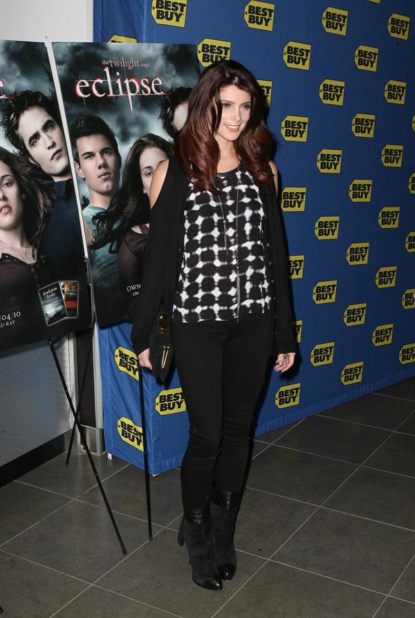 Ashley Greene Twilight Saga Eclipse signing Best Buy in New York on December 17, 2010