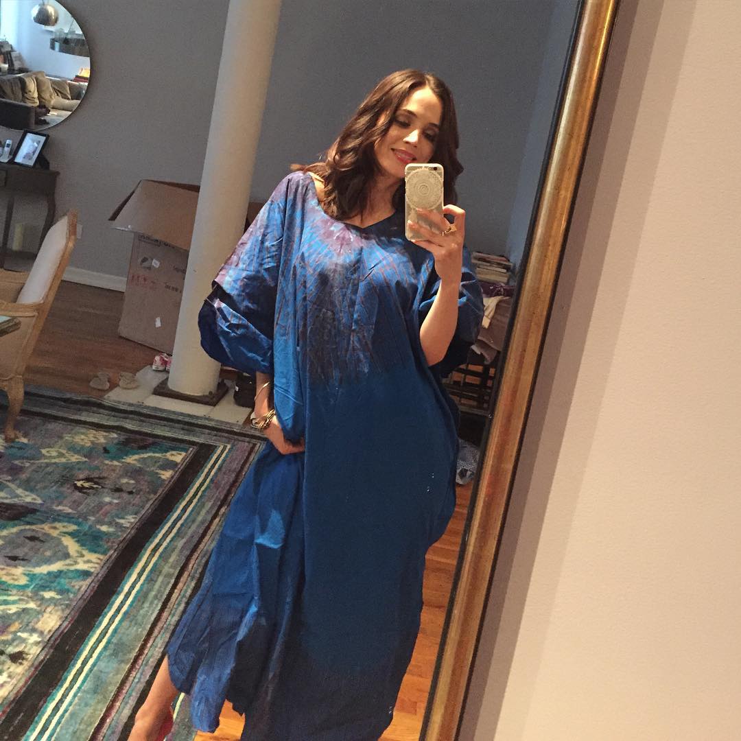 Eliza Dushku taking a selfie