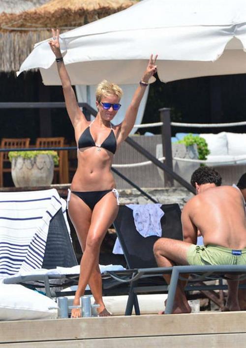 Bade Iscil in a bikini