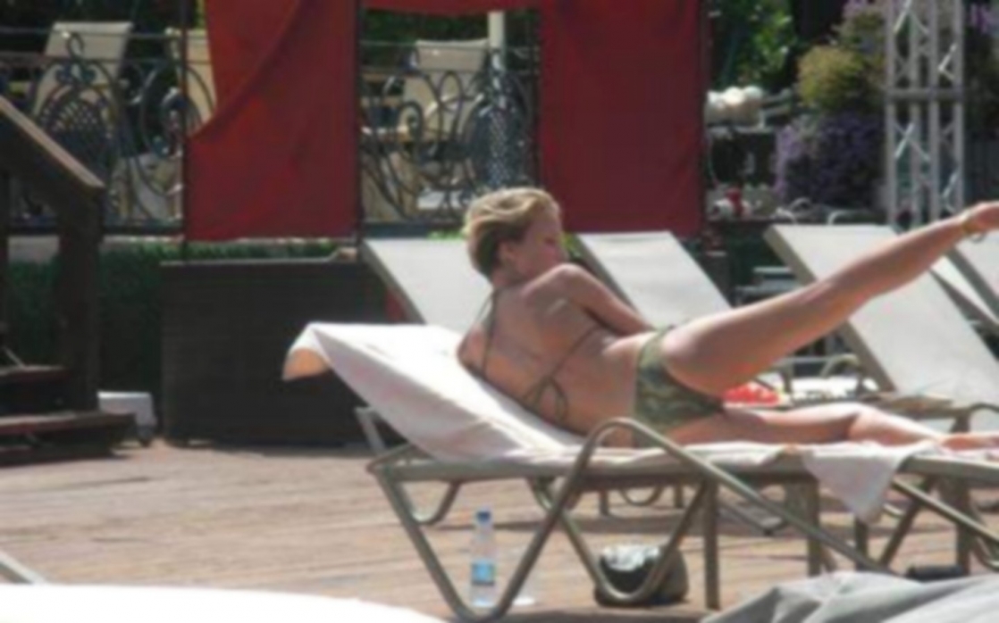 Bade Iscil in a bikini