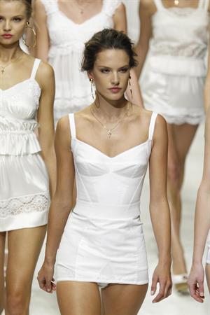 Alessandra Ambrosio Dolce Gabbana 