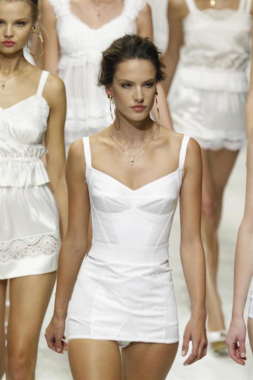 Alessandra Ambrosio Dolce Gabbana 