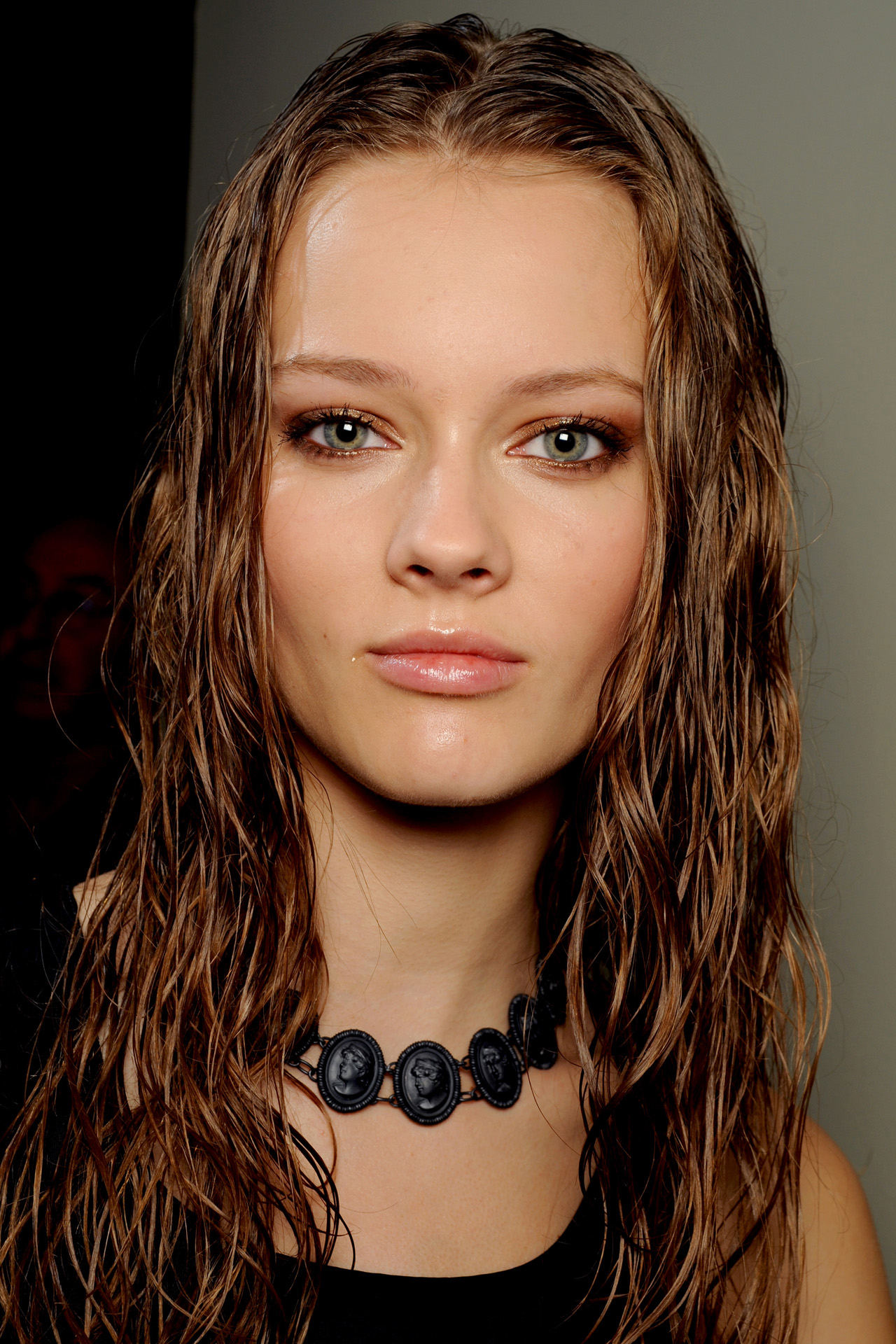 Укладка эффект мокрых волос. Прическа мокрые волосы. Джиджи хадид макияж 2023. Как сделать мокрый эффект на волосах. Прическа мокрый эффект.