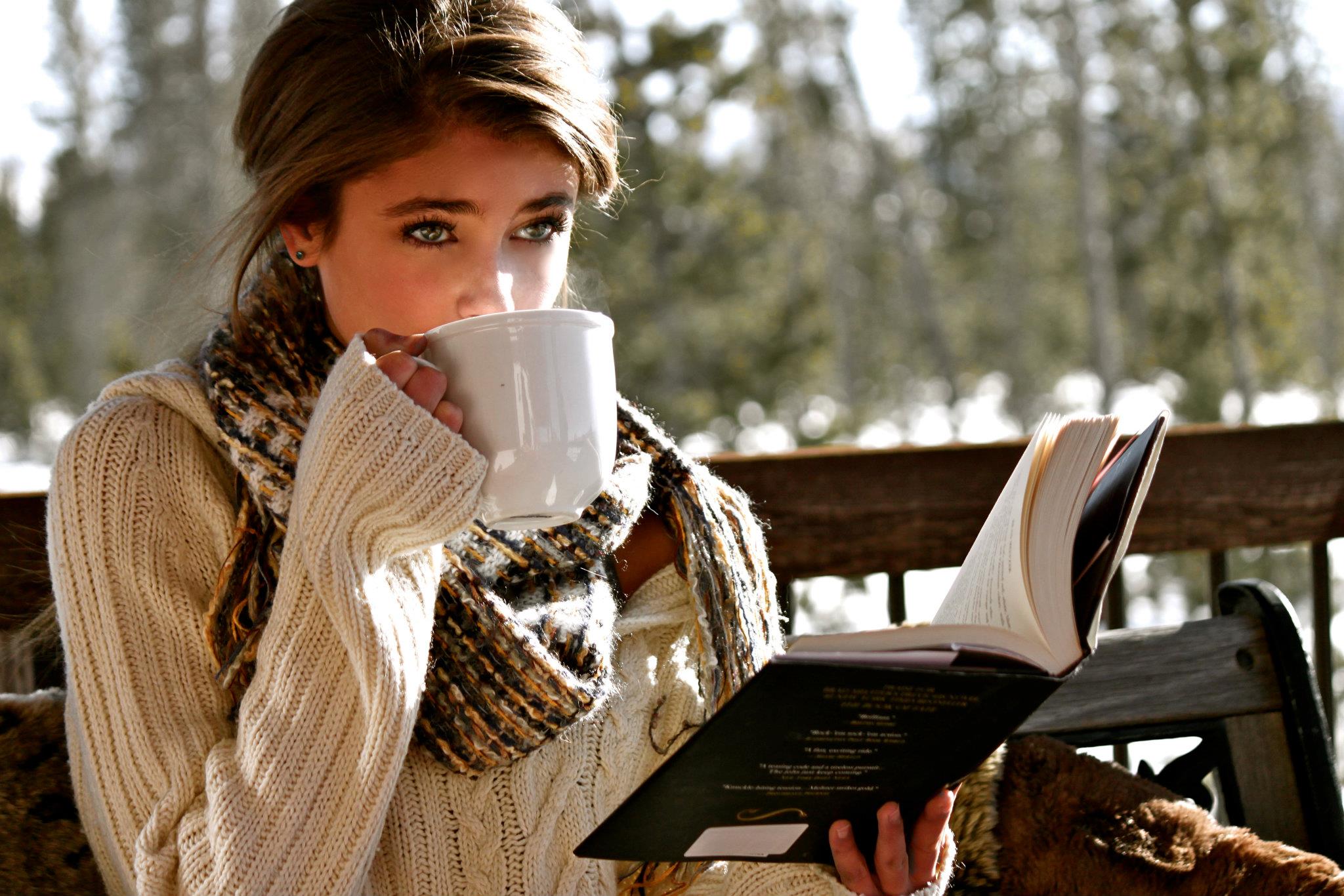 Читатель холодный. Девушка с чашкой чая. Уютная женщина. Девушка в пледе. Девушка пьет кофе.