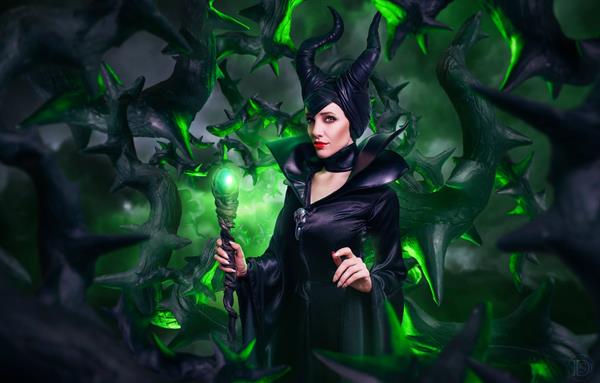 Lyz Brickley - Maleficent Cosplay