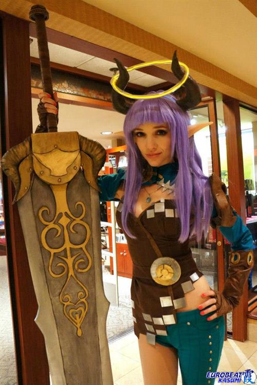 Lyz Brickley - Castanic Slayer Cosplay