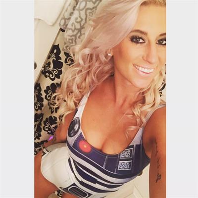 Nicole Frayn taking a selfie