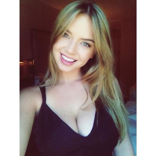 Lauren Hanley taking a selfie