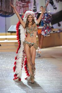 Karlie Kloss in lingerie