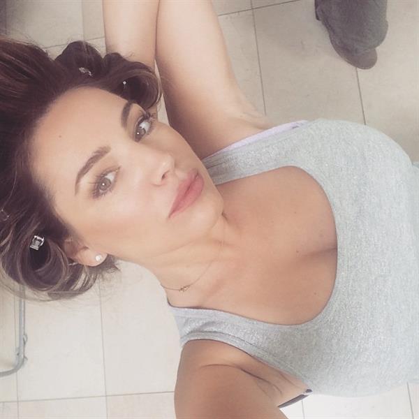 Kelly Brook taking a selfie