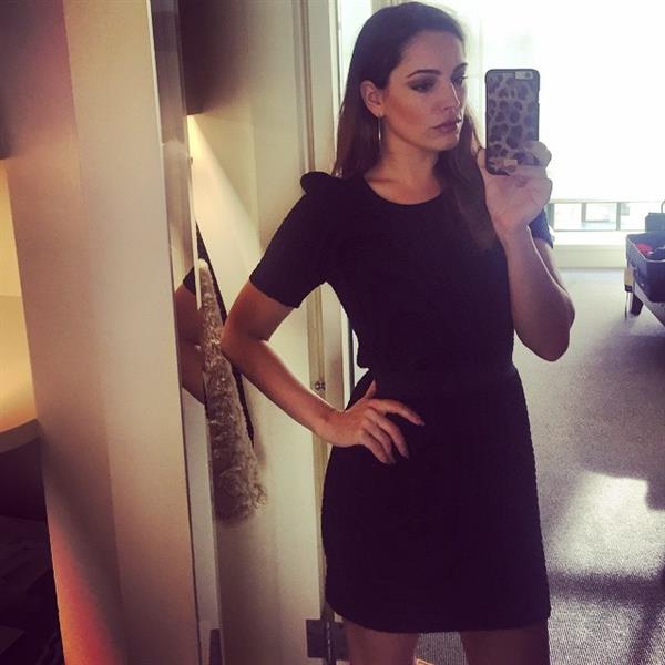 Kelly Brook taking a selfie