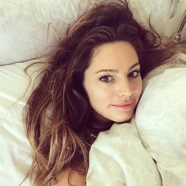 Kelly Brook taking a selfie