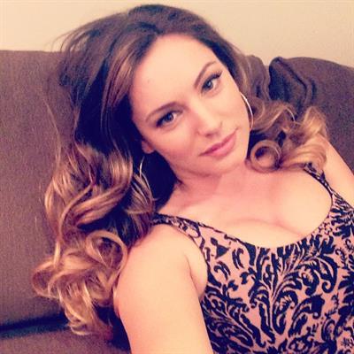 Kelly Brook taking a selfie