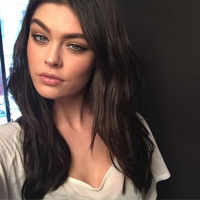 Lauren Layne taking a selfie