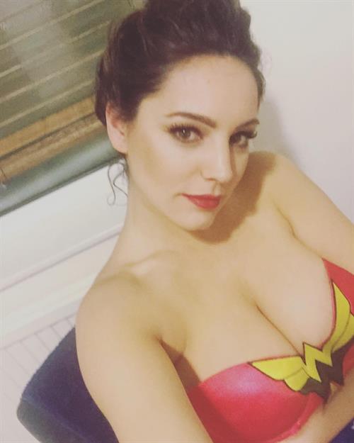 Kelly Brook taking a selfie