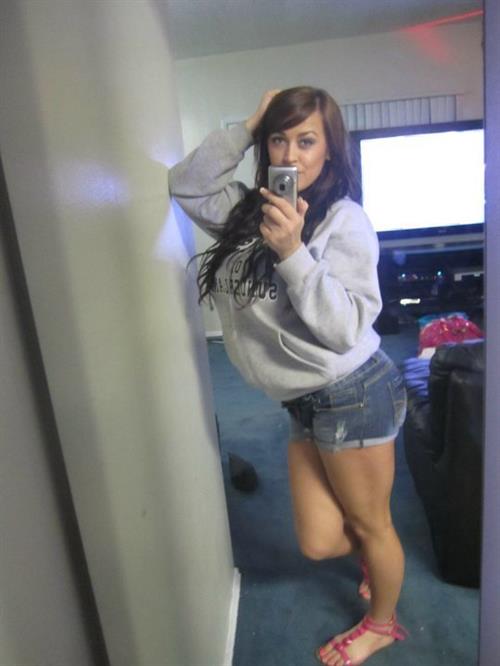 Leanne Crow taking a selfie