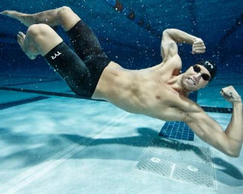 American Olympic Swimmer Matt Grevers flexes under water