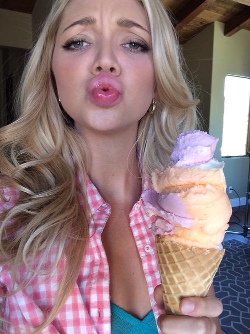 Jessie Andrews taking a selfie