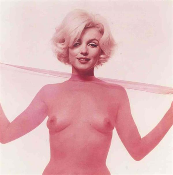 Marilyn Monroe - breasts