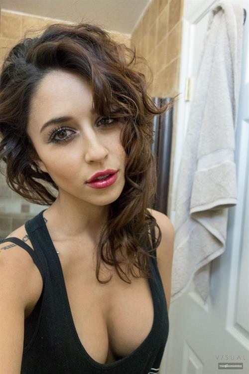 Tianna Gregory taking a selfie