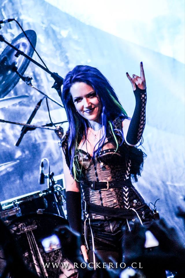 White gluz. Группа Arch Enemy солистка. Alissa White-Gluz 2016. Alissa White Gluz группа. Алисса Уайт-глаз 2018.