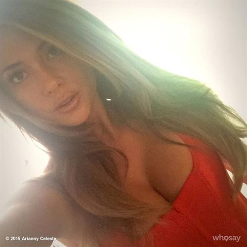Arianny Celeste taking a selfie
