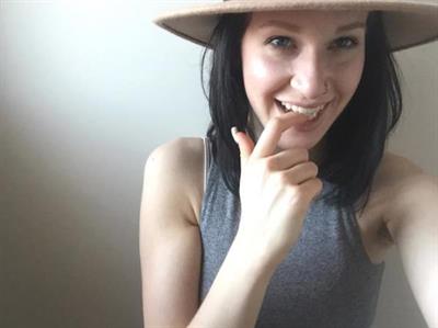 Lyv Alekzandra taking a selfie