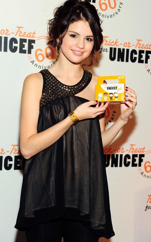 Selena Gomez trick or treat for Unicef Acoustic Concert at the Roxy October 26, 2010 
