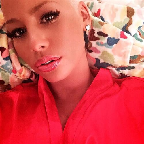 Amber Rose taking a selfie