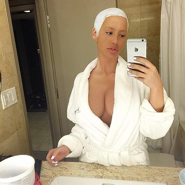 Amber Rose taking a selfie