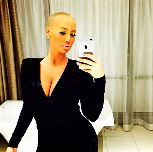 Amber Rose taking a selfie