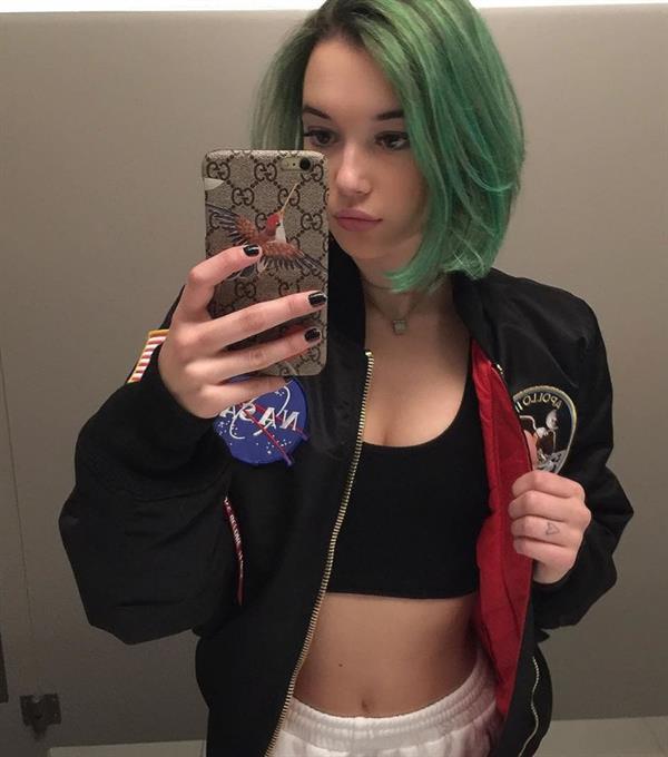 Sarah Snyder taking a selfie