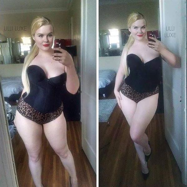 Lilli Luxe in lingerie taking a selfie