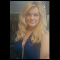 Lilli Luxe taking a selfie