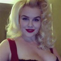 Lilli Luxe taking a selfie